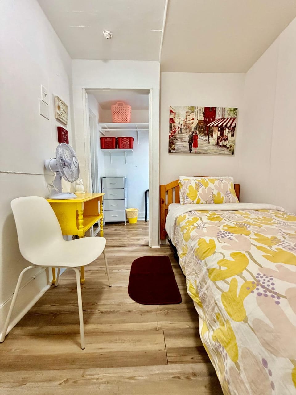 Bed, Photo of the whole room, Seating area, Bedroom