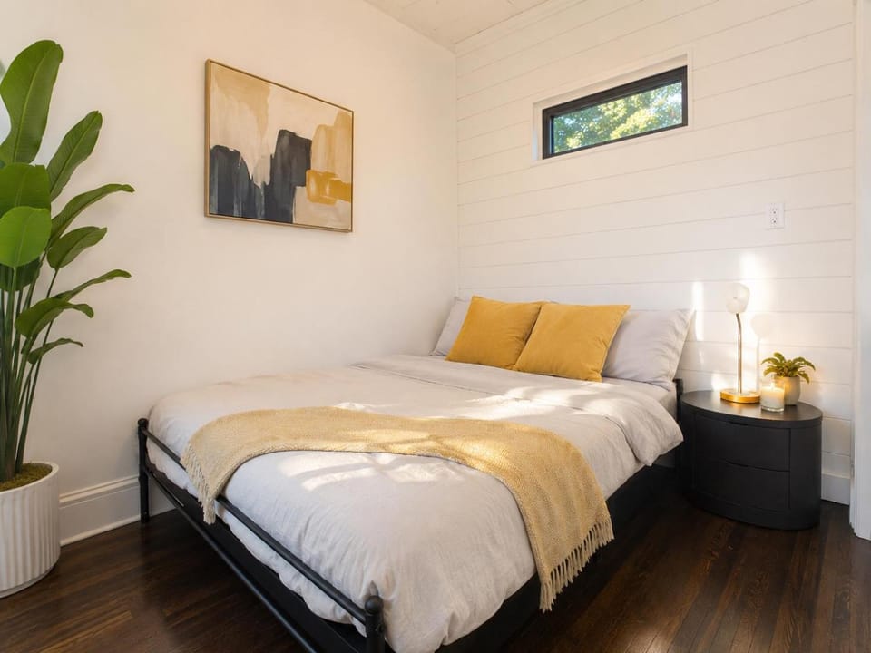 Stylish Furnished 2 Bedroom West End Living Apartment in Vancouver