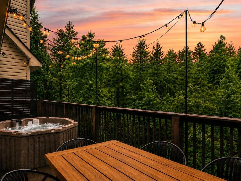 NEW! Peaceful Escape- Hot Tub, Game Room, Sleeps 16 House in Kentucky