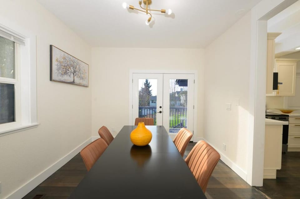 Comfortable 3BR-2BA Home for Families and Groups Villa in Seattle