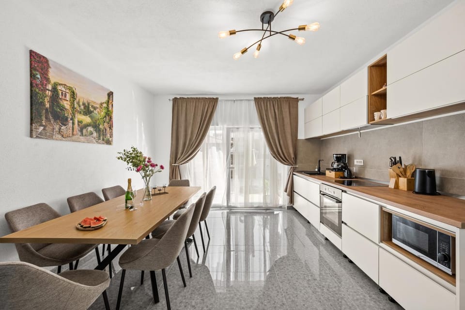 Kitchen or kitchenette, Dining area