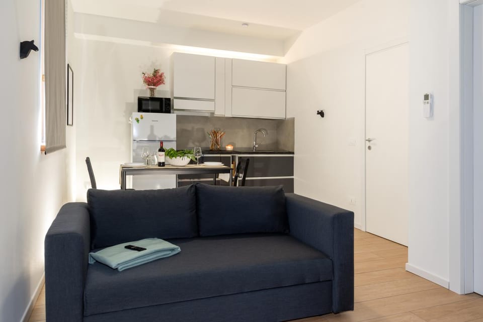 Kitchen or kitchenette, Living room, Seating area, Dining area, stove