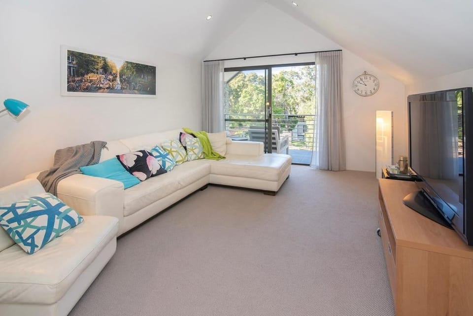 TV and multimedia, Living room, Seating area, Evening entertainment