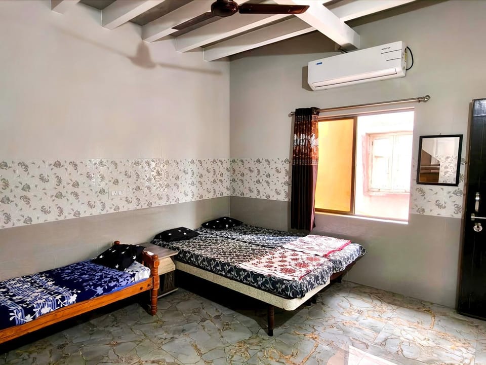Bed, Photo of the whole room, Bedroom, air conditioner