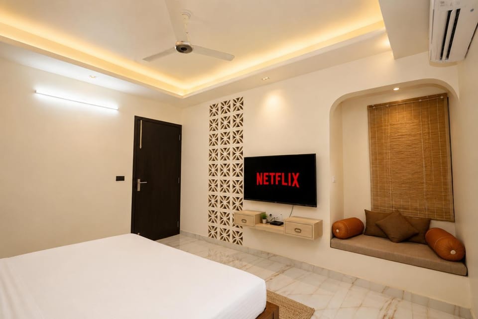 Sethi Outhouse with plunge pool jacuzzi steam bath only for families Villa in Jaipur