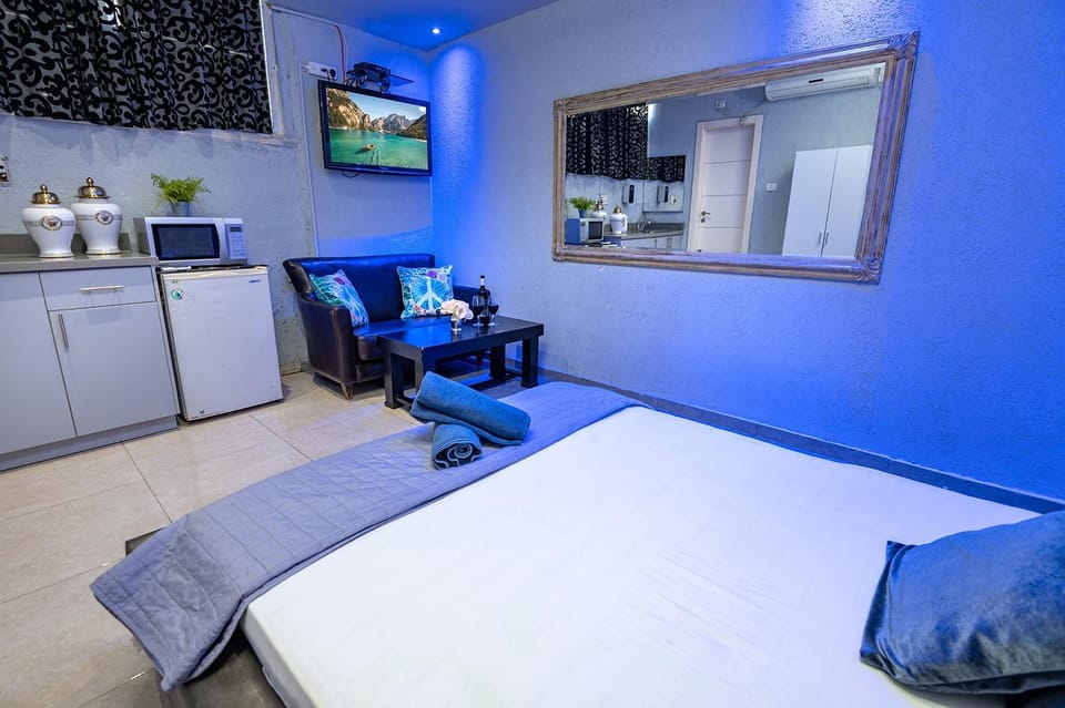 Bed, TV and multimedia, Kitchen or kitchenette, Photo of the whole room