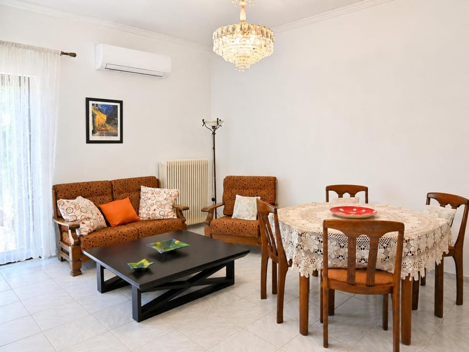 Living room, Seating area, Dining area, air conditioner