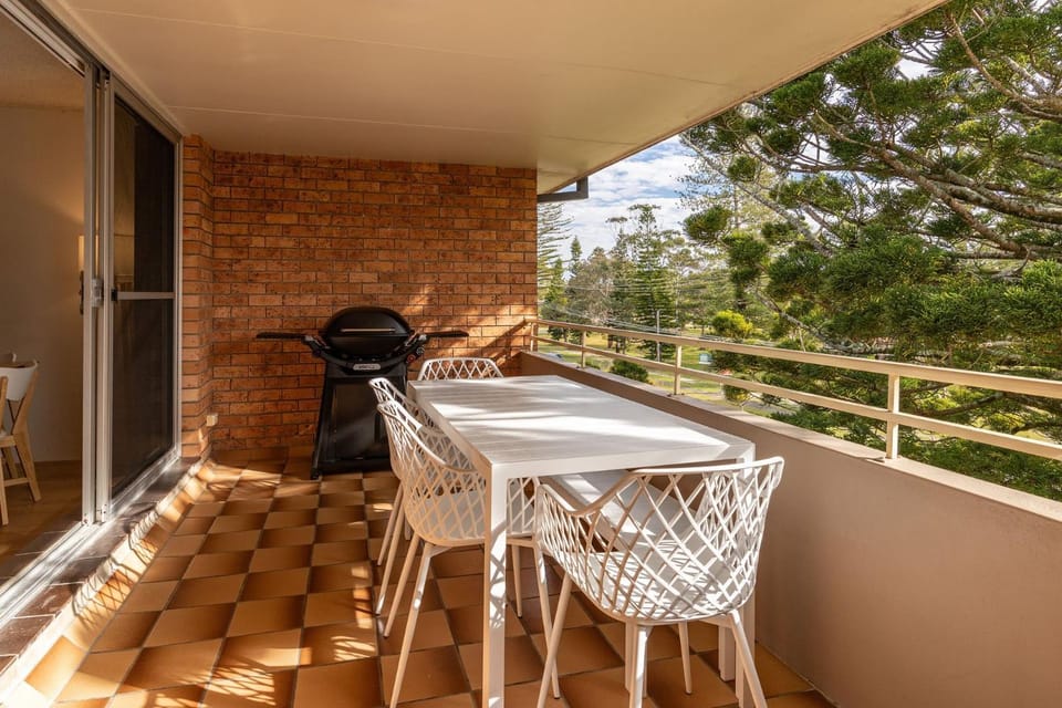 The Pines Coastal Retreat Walk to Beach, BBQ, Sleeps 6 Apartment in Tuncurry