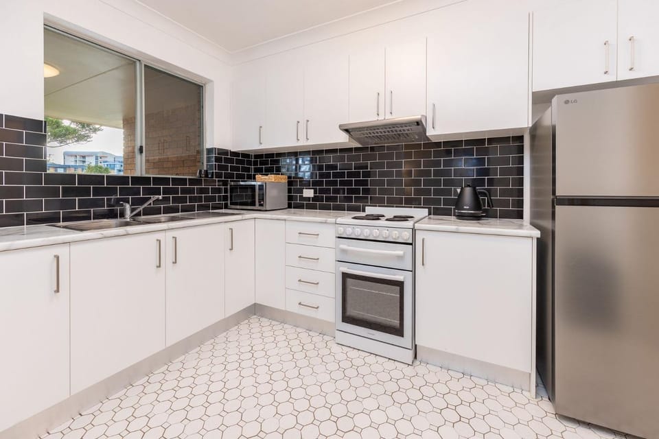 The Pines Coastal Retreat Walk to Beach, BBQ, Sleeps 6 Apartment in Tuncurry