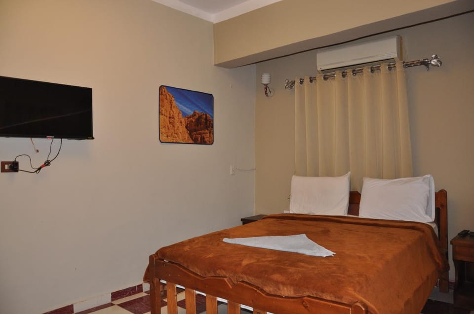 Bed, TV and multimedia, Photo of the whole room