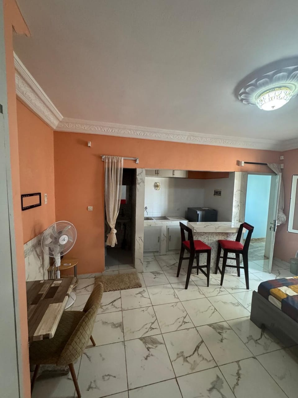 Bedroom, bathroom and modern open bar Apartment in Dakar