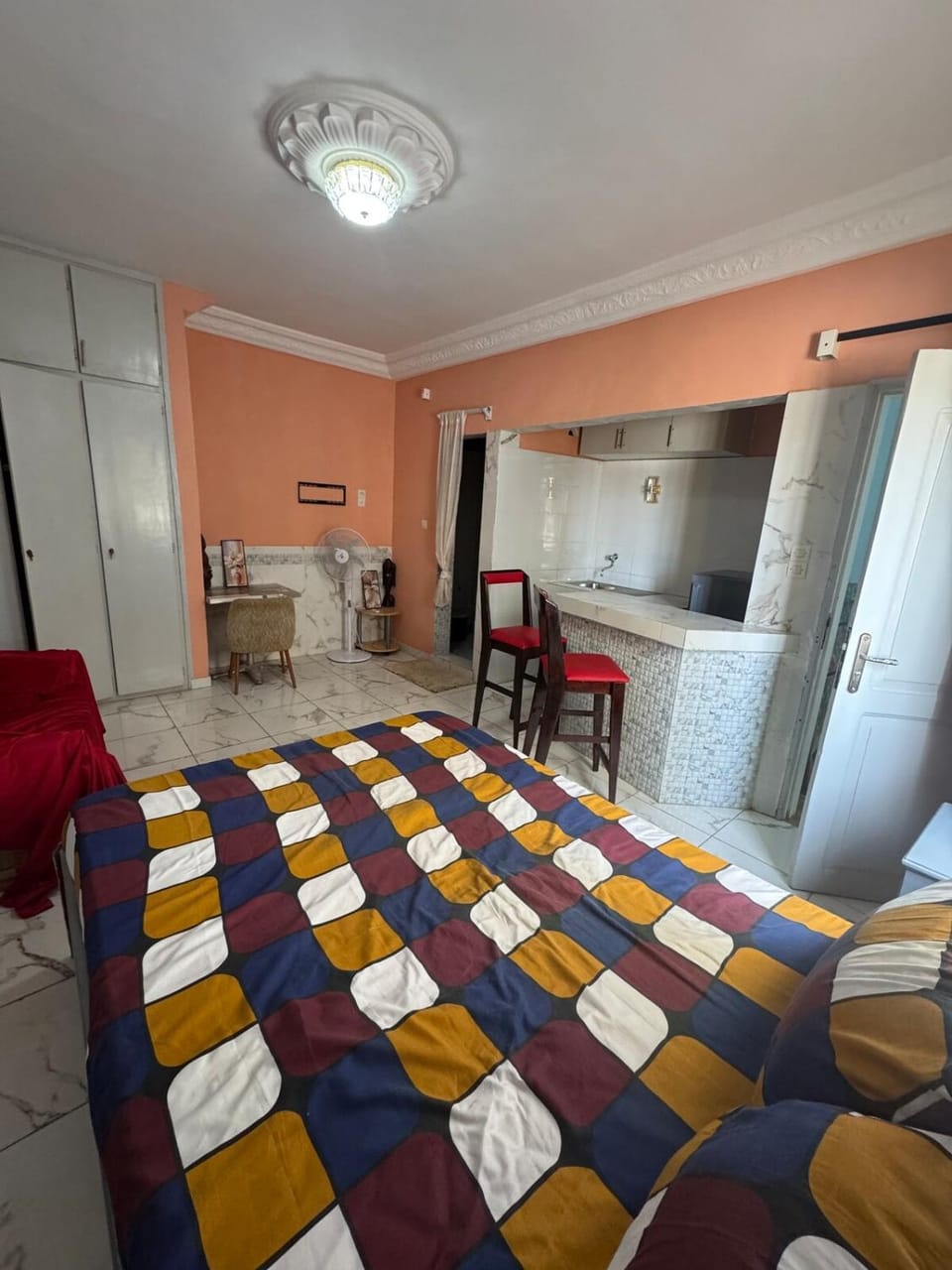Bedroom, bathroom and modern open bar Apartment in Dakar