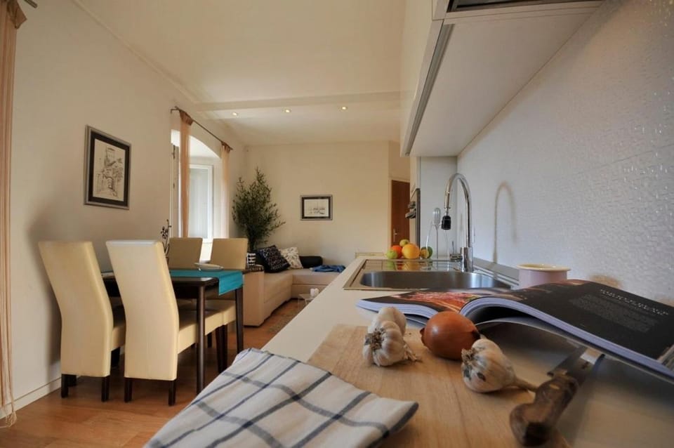Day, Dining area