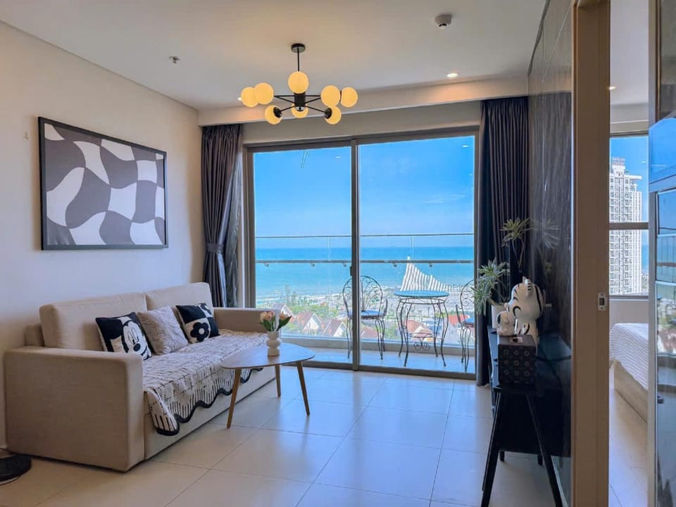 Natural landscape, View (from property/room), Balcony/Terrace, Living room, Seating area, Dining area, Sea view