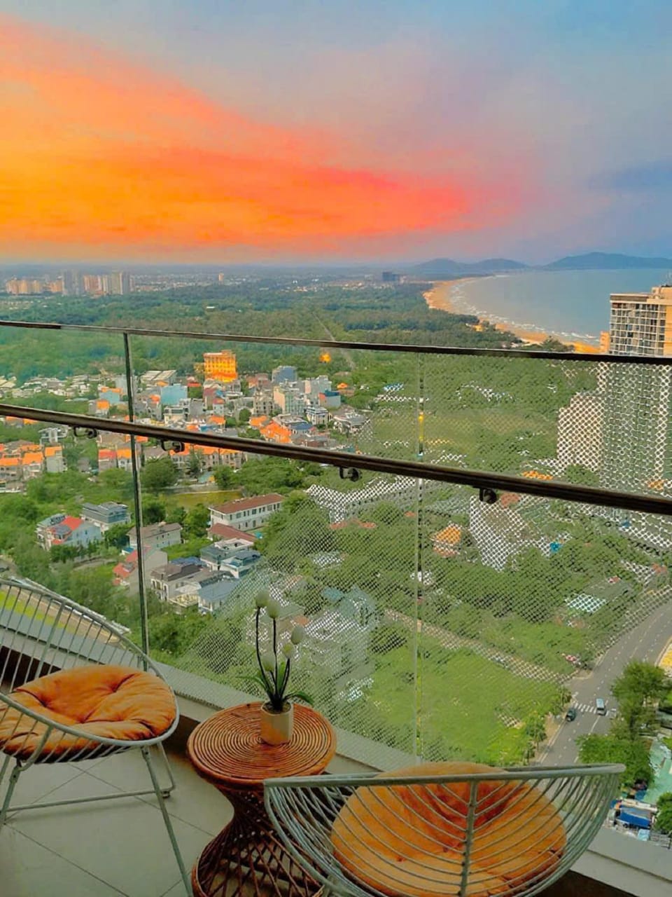 Property building, Day, Natural landscape, Bird's eye view, View (from property/room), Balcony/Terrace, Dining area, City view, Sunrise, Sunset