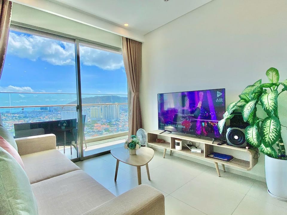 Communal lounge/ TV room, Natural landscape, TV and multimedia, Living room, Seating area, Evening entertainment, Landmark view, Mountain view, Sea view, Quiet street view