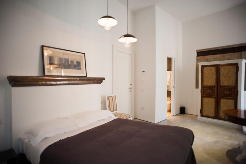 Photo of the whole room, Decorative detail