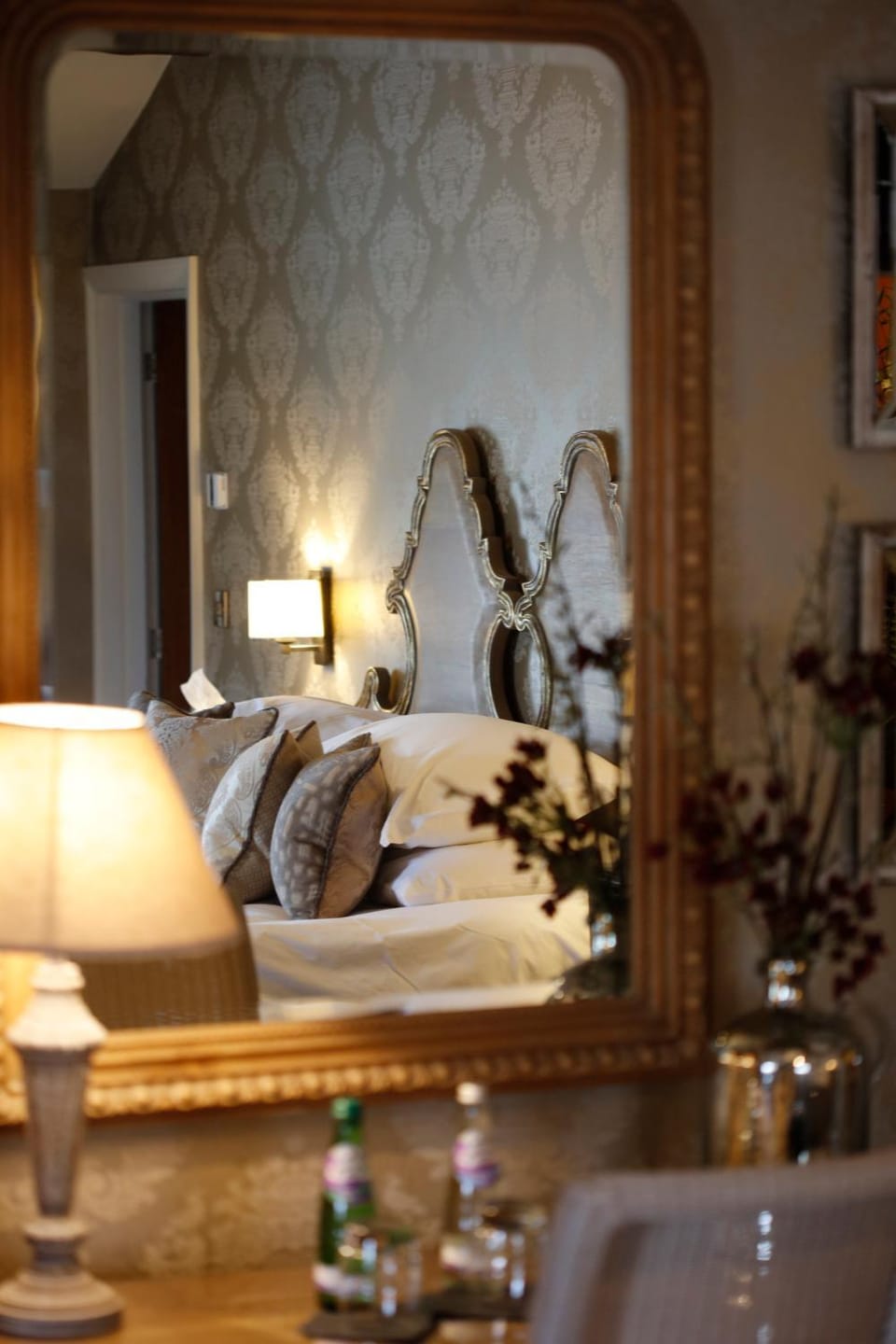 Coffee/tea facilities, Decorative detail, Seating area, Bedroom, Street view