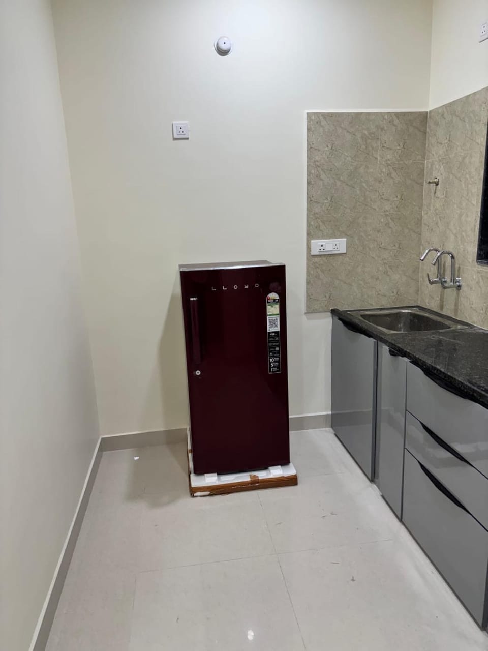 Kitchen or kitchenette, minibar