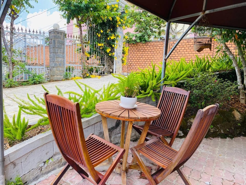 Property building, Patio, Spring, Day, Garden, Dining area, Garden view