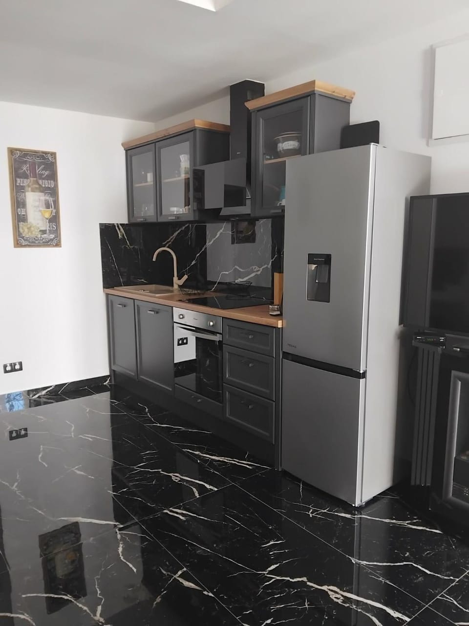 Kitchen or kitchenette, dishwasher, oven