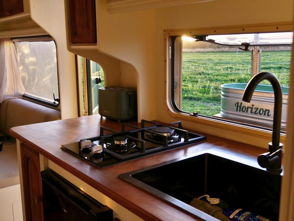 Kitchen or kitchenette, minibar, stove