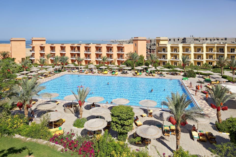 Property building, Day, Pool view, Swimming pool, sunbed