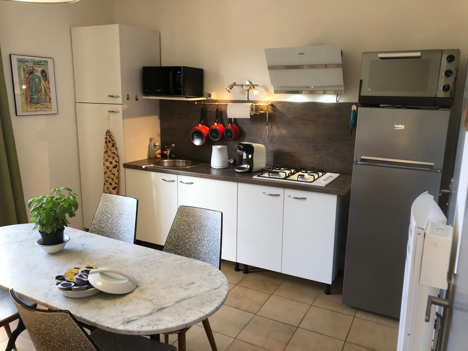 Coffee/tea facilities, Kitchen or kitchenette, Dining area, oven, pet friendly, stove, toaster