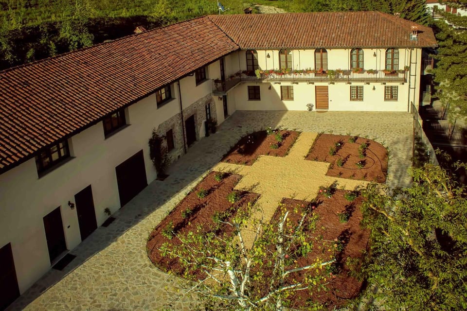 Facade/entrance, Bird's eye view