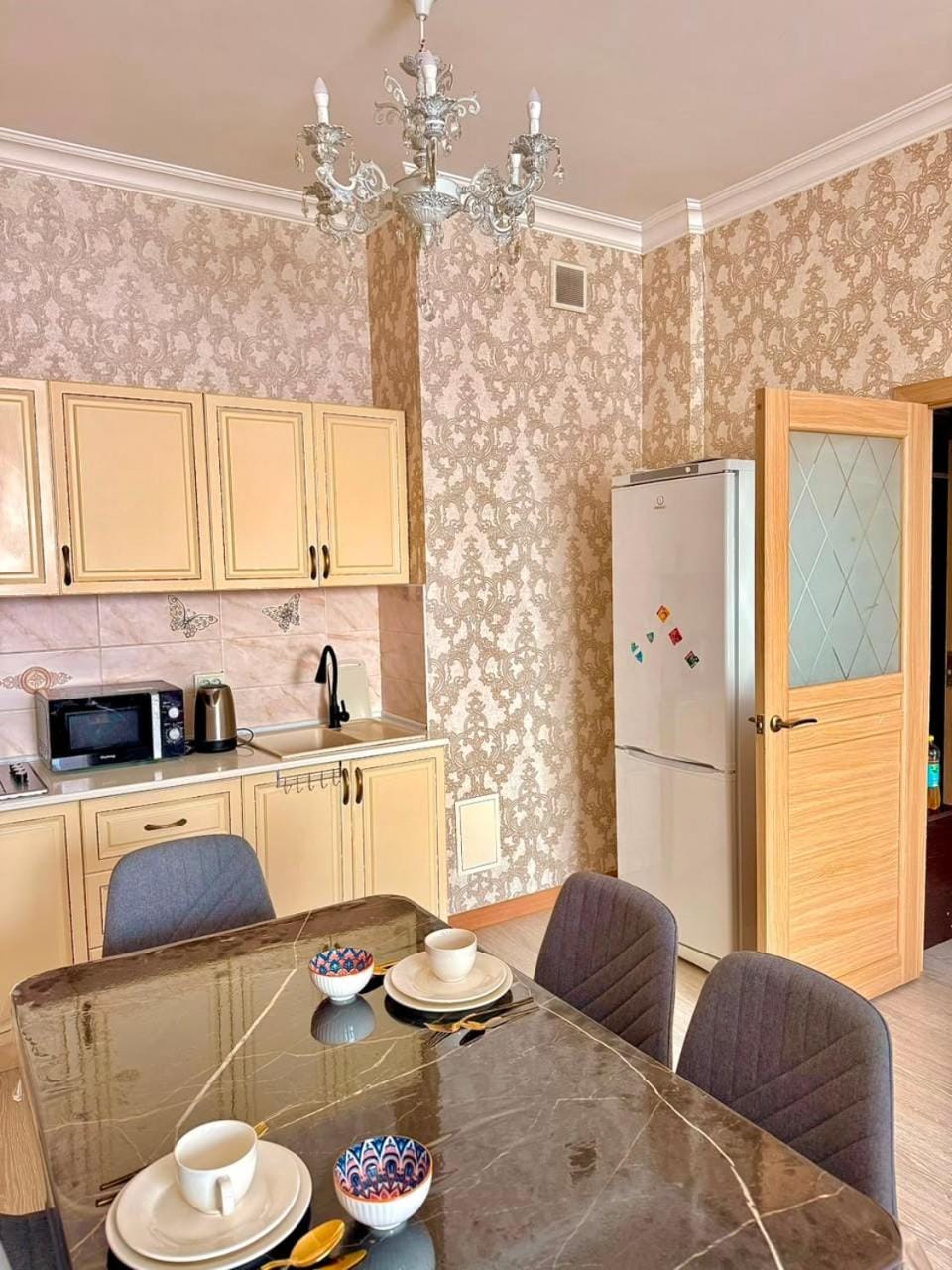 Coffee/tea facilities, Kitchen or kitchenette, Living room, Dining area, minibar, stove