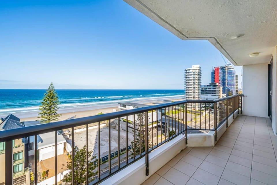 Carrington Getaway - Ocean Views, Parking, Pool Apartment in Surfers Paradise