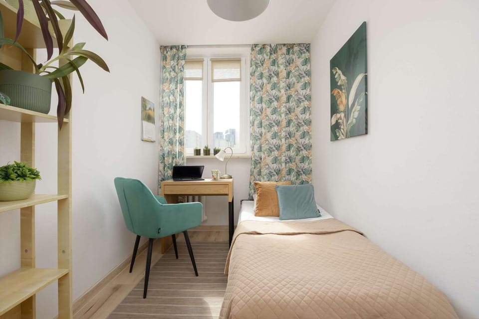 Bed, Photo of the whole room, Seating area, Bedroom