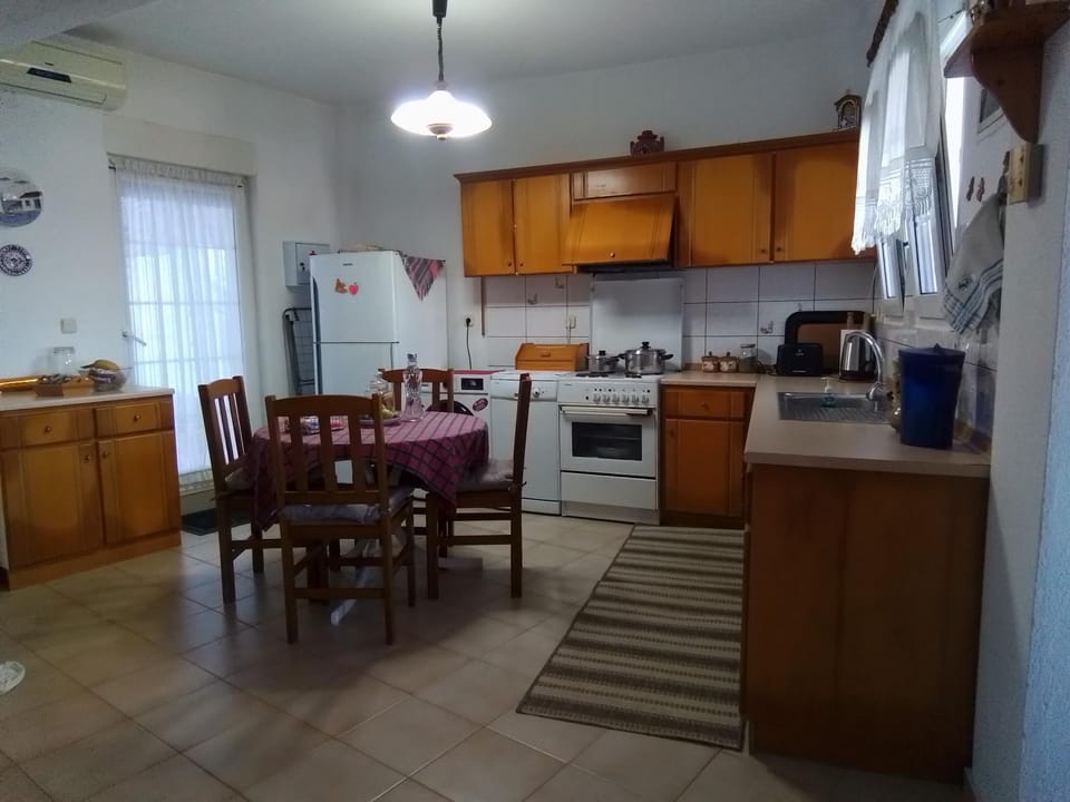 Property building, Kitchen or kitchenette, Living room