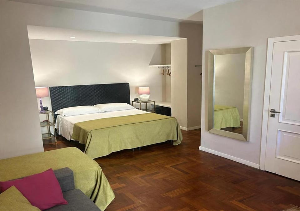 Photo of the whole room, Bedroom, wardrobe