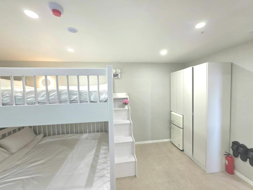Photo of the whole room, Bedroom, bunk bed, wardrobe