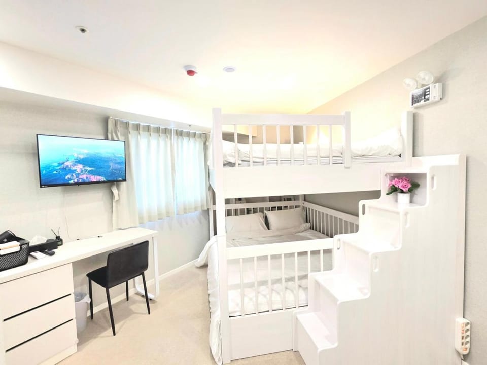 TV and multimedia, Photo of the whole room, Seating area, Bedroom, bunk bed
