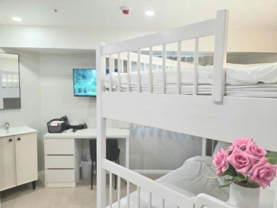 TV and multimedia, Photo of the whole room, Seating area, Bedroom, bunk bed