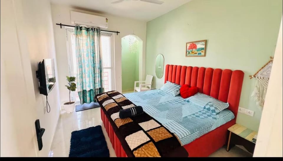 Bed, TV and multimedia, Living room, Photo of the whole room, Bedroom