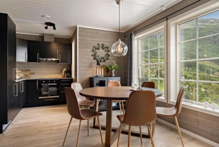 Panoramic Lake Views - Modern Big Cabin - Free Parking Cabin in Vestland
