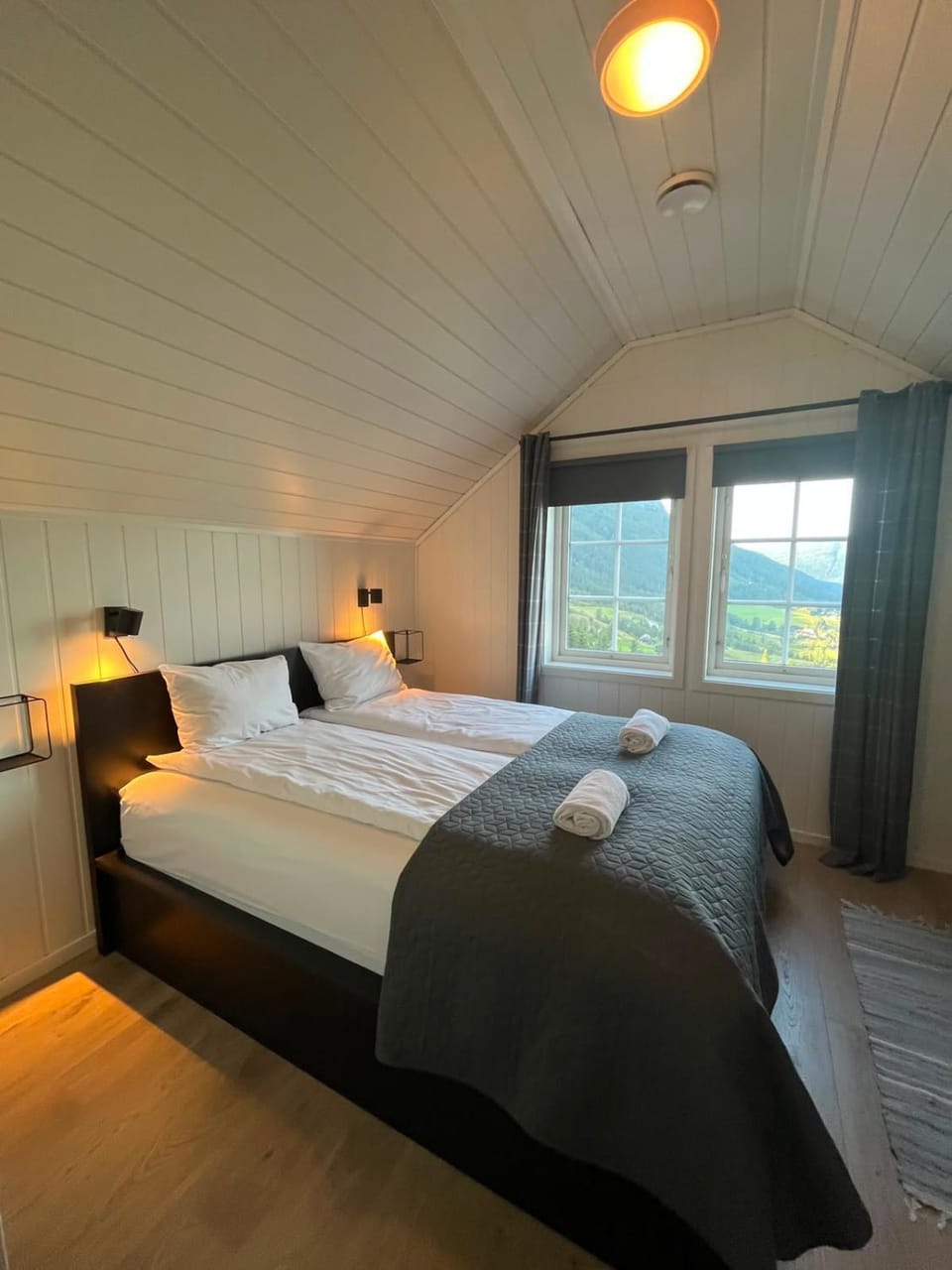 Panoramic Lake Views - Modern Big Cabin - Free Parking Cabin in Vestland