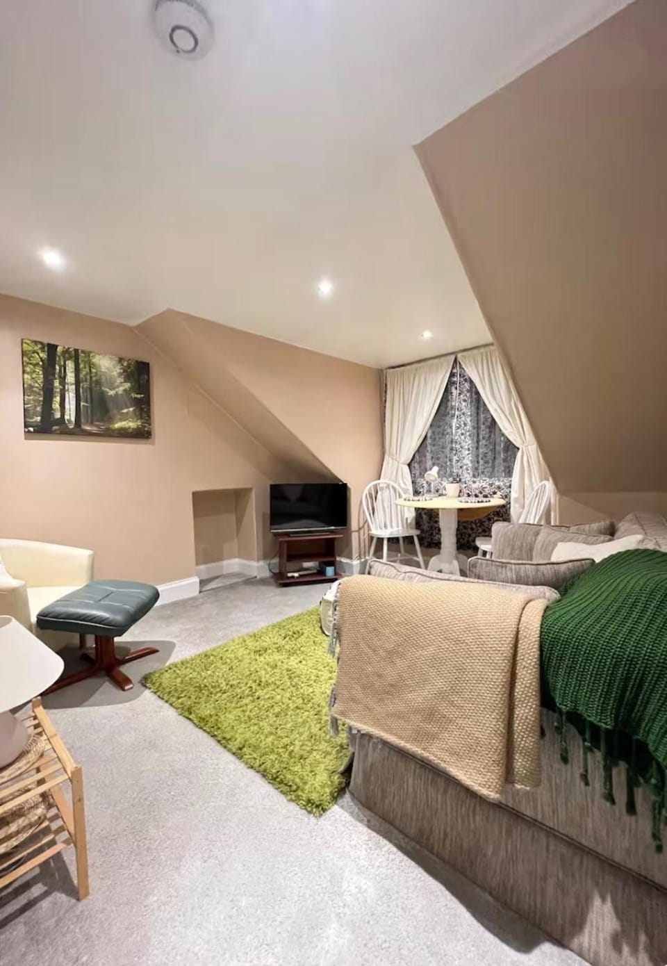 Bed, TV and multimedia, Seating area, Bedroom