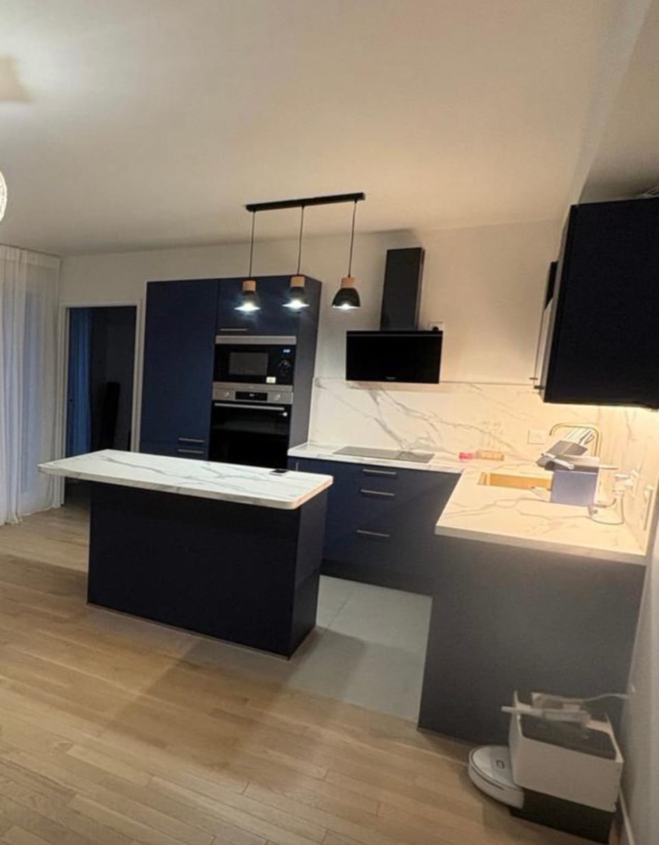 Apparemment moderne de trois chambres face à la gare de Saint Cyr école Apartment in Versailles