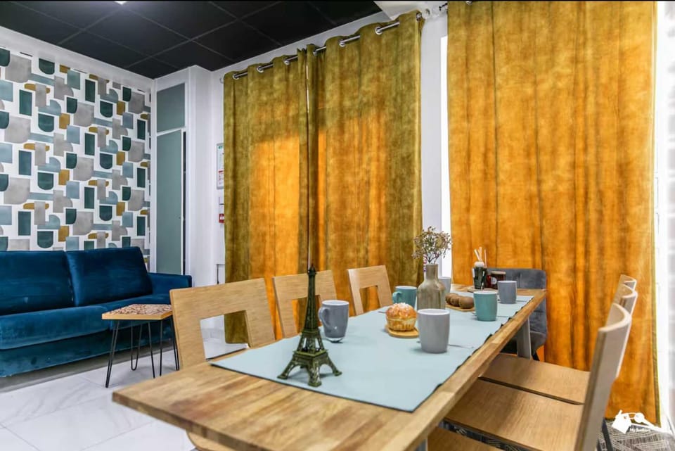 Seating area, Dining area