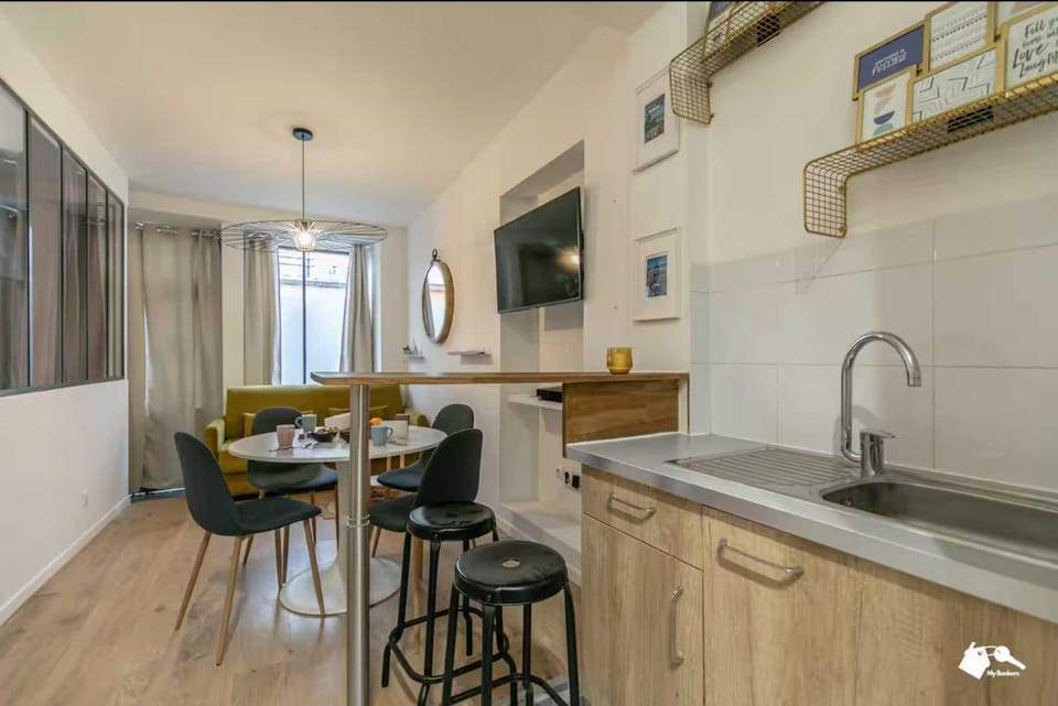 Kitchen or kitchenette, Dining area