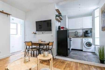 Kitchen or kitchenette, Dining area