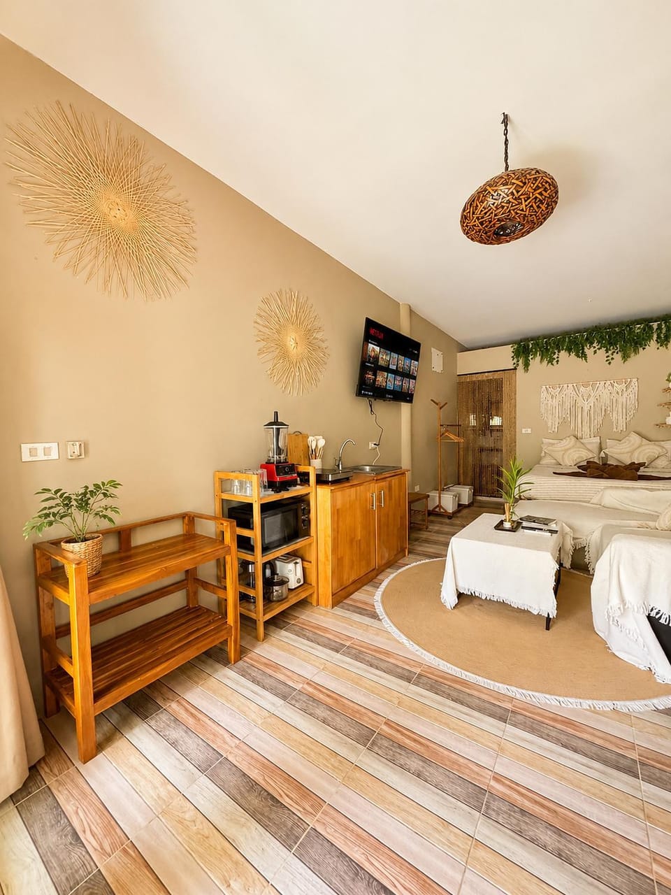 Bed, TV and multimedia, Photo of the whole room, Bedroom, towels