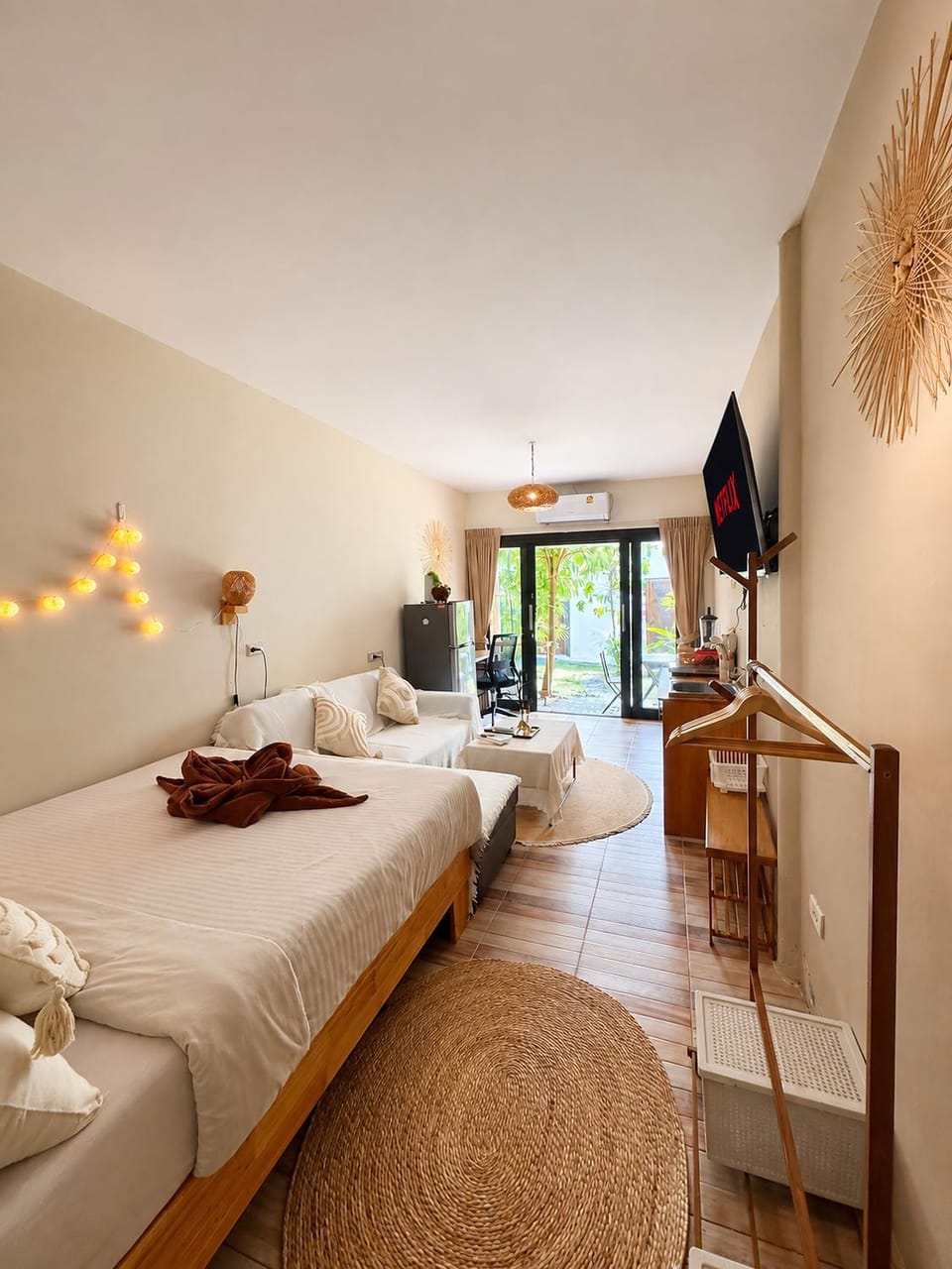Bed, TV and multimedia, Living room, Photo of the whole room, Seating area, Bedroom, towels