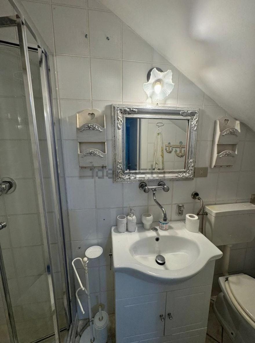 Shower, Toilet, Bathroom, towels