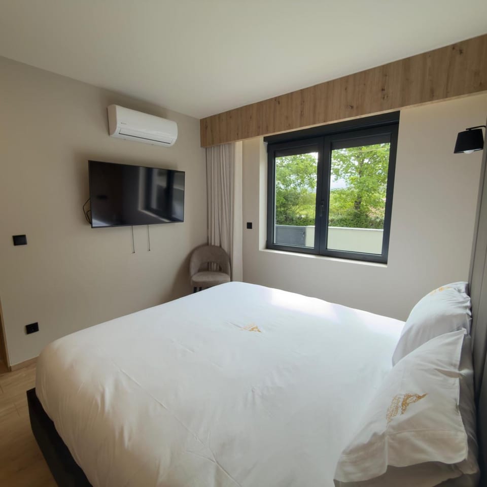Bed, TV and multimedia, Bedroom, air conditioner