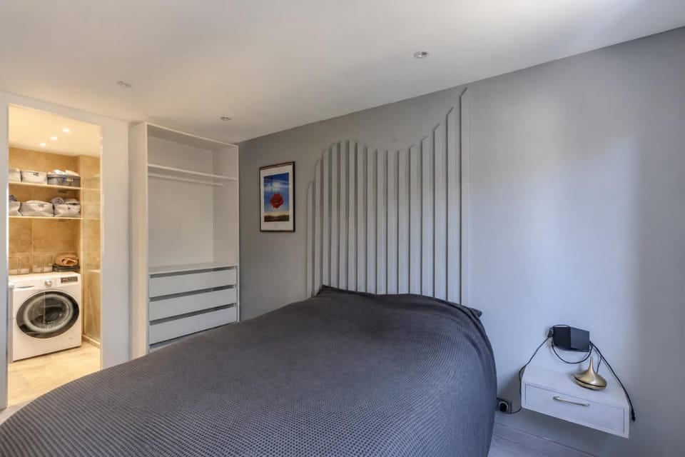 Calme T2 Le Cannet, parking, terrasse et climatisation Apartment in Mougins